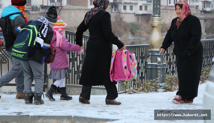 Buzlanan yollar tehlike yaratıyor