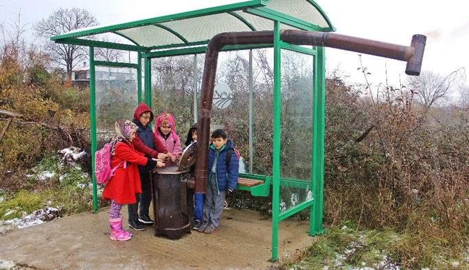 Çocuklar üşümesin diye durağa soba kurdu!