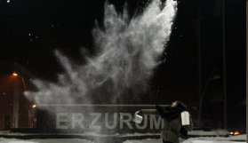 Sıcak su havada dondu!