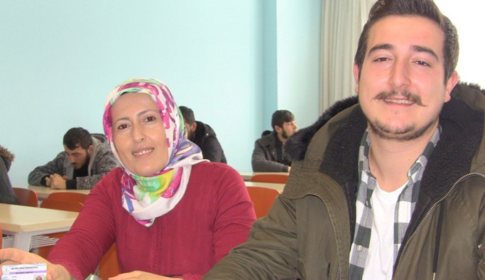 Annesiyle birlikte okuyor!