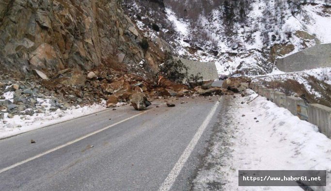 Ardanuç - Şavşat yoluna kaya düştü