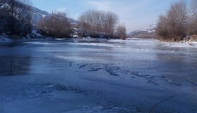 Giresun'da Kelkit Çayı buz tuttu