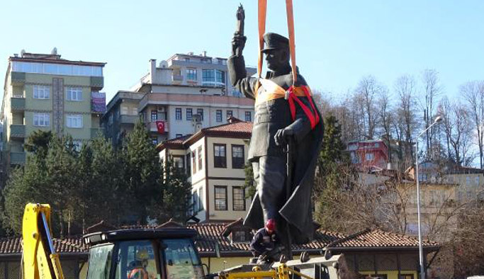 Rize'de Atatürk heykeli kaldırıldı!