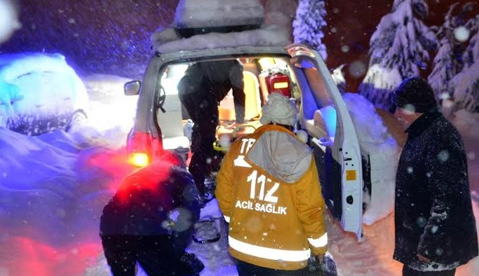 Trabzon'da kar paletli ambulanslar hayat kurtarıyor