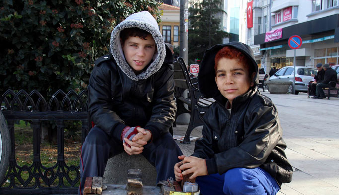 Babalarını savaşta kaybeden Suriyeli kardeşler ayakkabı boyacılığı yapıyor