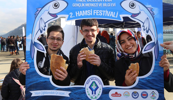 2 tondan fazla hamsi 2 saatte bitti