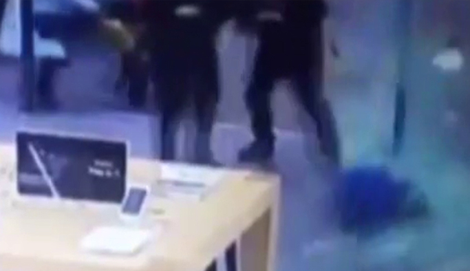 Kapıyı açmak isteyen çocuk canından oluyordu