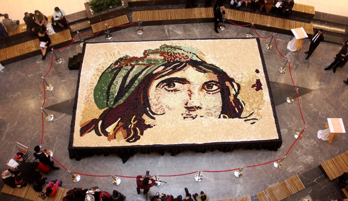 Baklavadan mozaik yapıp rekor kırdılar