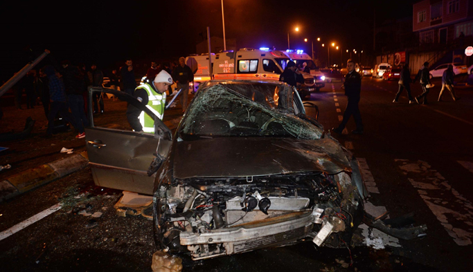 Otomobil sinyalizasyon direğine çarptı: 4 yaralı