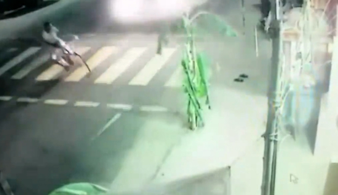 Yolun karşısına geçmek isterken canından oldu