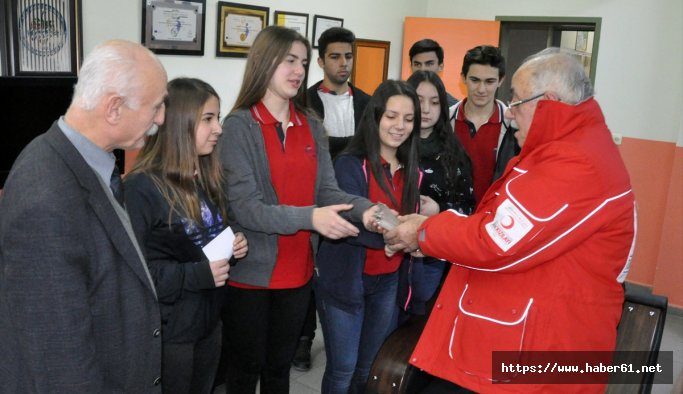 Liseliler harçlıklarını Halep'e bağışladı