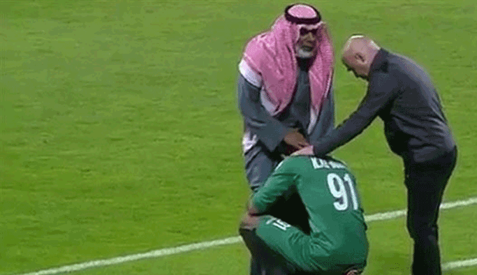 Maçta annesine küfrettiler, babasının ayaklarına kapandı