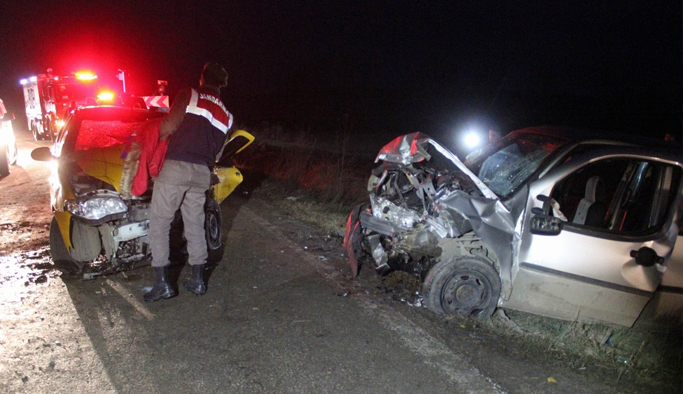 Taksi ile ticari araç çarpıştı: 7 yaralı