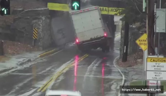 Kamyon üst geçide böyle çarptı