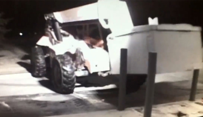 Hırsızlığın böylesi: ATM'yi bakın nasıl çaldı