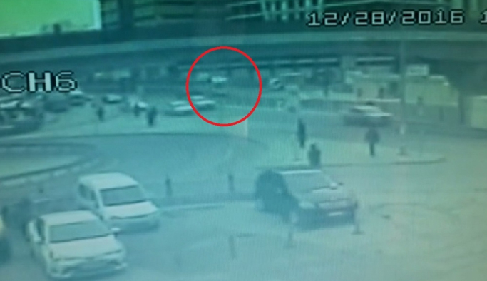 Servis minibüsü alt geçide böyle uçtu