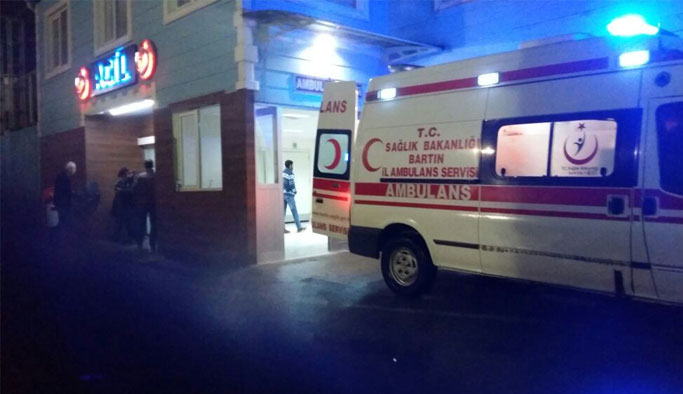 Minibüs direğe çarptı: 3 yaralı