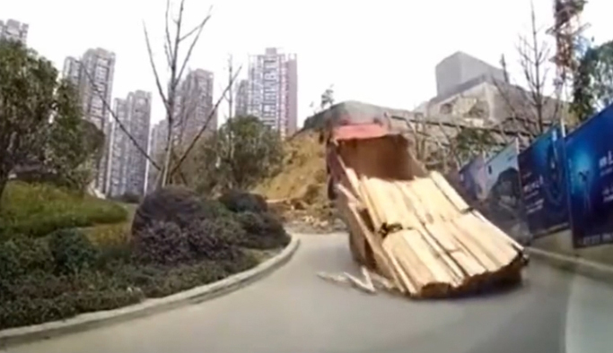 Kamyon yokuşu çıkamayınca...