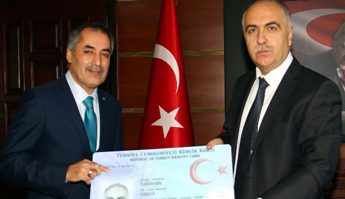 Yeni kimlik kartına ilk başvuru Vali'den