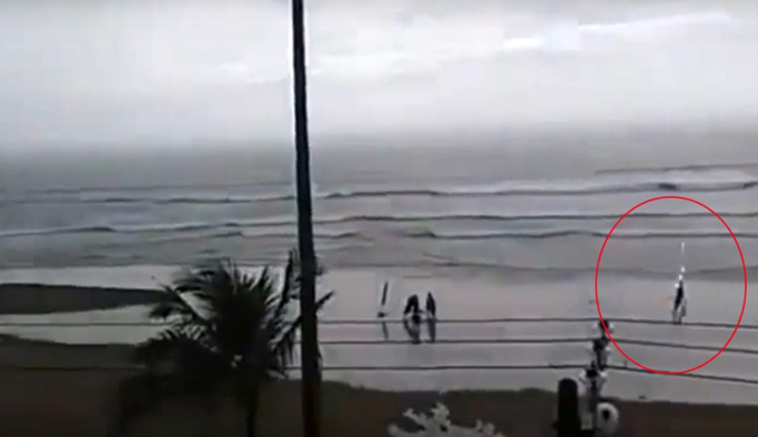 Plajda üzerine yıldırım düştü