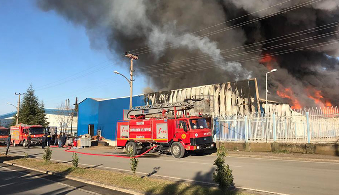 Trabzon'da Koca fabrika 15 dakikada kül oldu