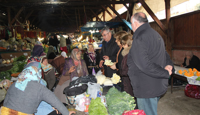 Trabzon'da CHP'den kadınlar pazarı esnafına destek