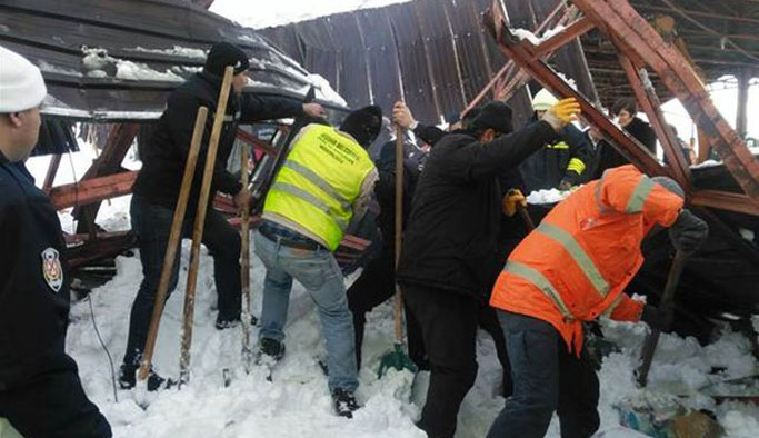 Konya'da pazar yerinin çatısı çöktü!