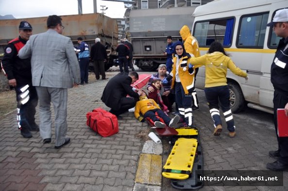 Yük treni öğrenci servisine çarptı: 5 yaralı