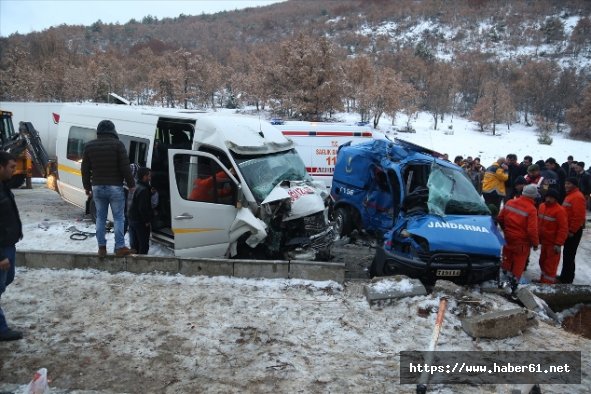 Askeri araçla minibüs çarpıştı: 1 şehit, 10 yaralı