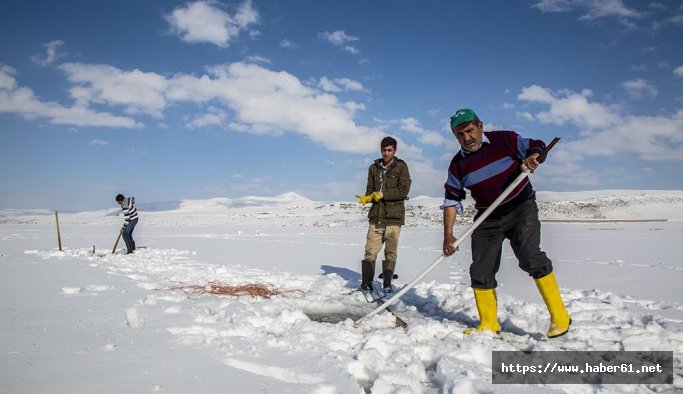 Eskimo usulü balık avlıyorlar