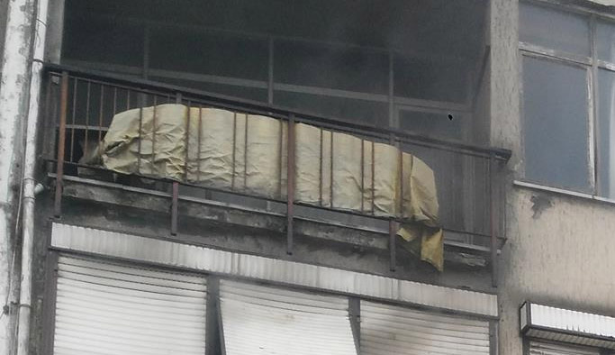 Trabzon'da apartman dairesinde yangın! Camı kırarak canını kurtardı