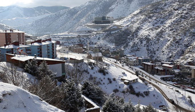 Gümüşhane'de kar esareti: 100 köy yolu...