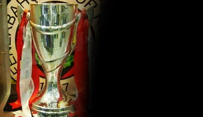 TS taraftarı Fener'in müzesinin basıp kupayı aldı!