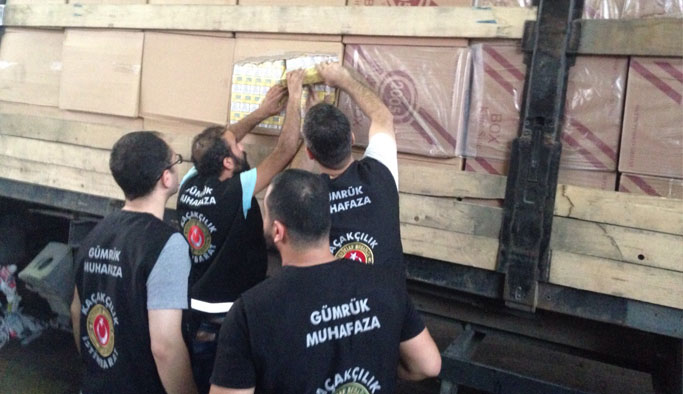 Sarp'ta kaçak içki ve sigara yakalandı