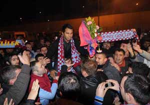 Alanzinho için imza töreni