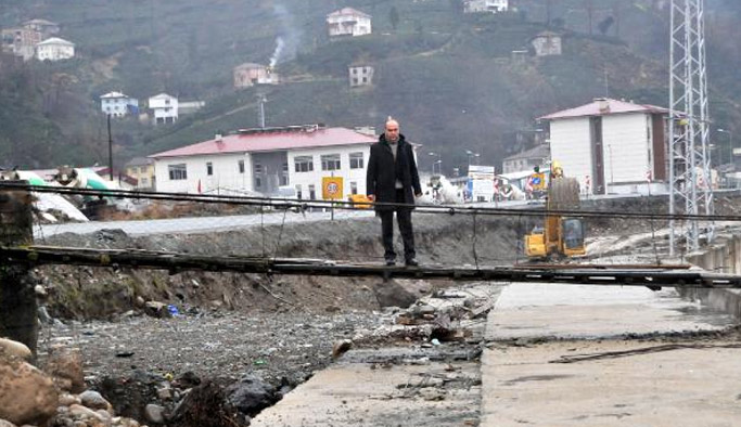 Köprü yolun üzerinde kaldı