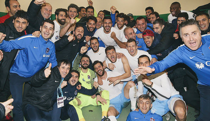 Trabzonsporlu futbolculardan galibiyet pozu