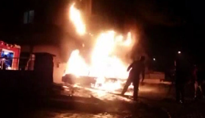 Park halindeki 3 araçta yangın