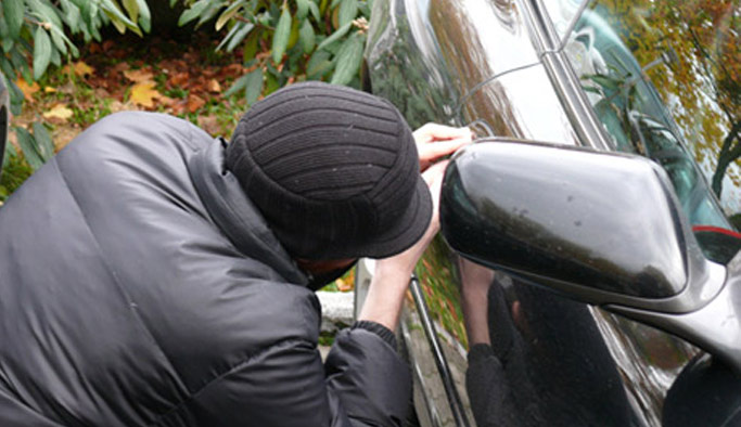 Hırsız içinde çocuk olan otomobili çaldı