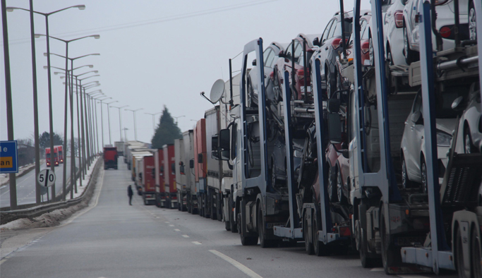 TIR kuyruğu 25 kilometreye ulaştı