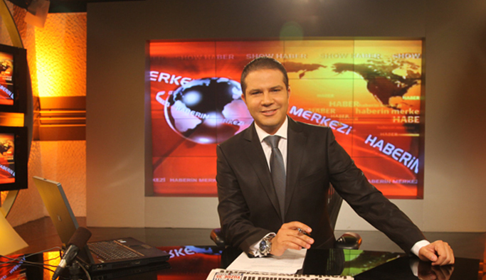 Ünlü spikere otobüs çarptı