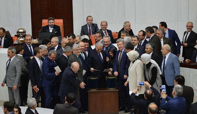 CHP milletvekillerinden ’Anayasa’lı protesto