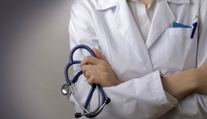 Darp edilen doktorun burnu kırıldı