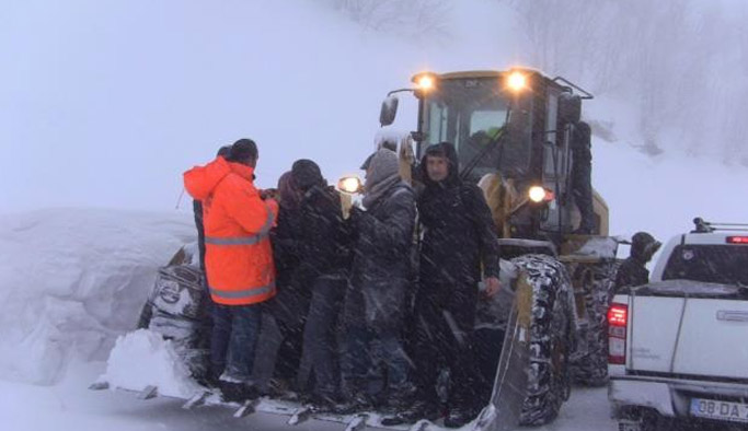 Artvin'de öğretmenler karda mahsur kaldı
