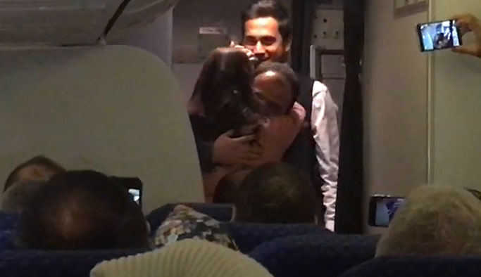 Trabzon uçağında sürpriz evlenme teklifi