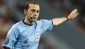 Galatasaray cephesi Cüneyt Çakır'ı topa tuttu