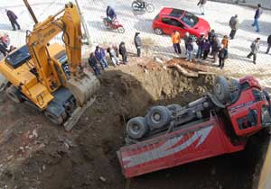 Kamyon bir anda çukura düştü