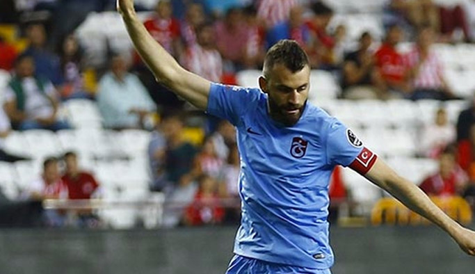 Mustafa Yumlu kaç yıllık imza attı?