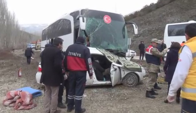 Yolcu otobüsü ile otomobil çarpıştı: 3 ölü, 5 yaralı