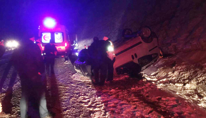 Otomobil takla atarak devrildi: 6 yaralı